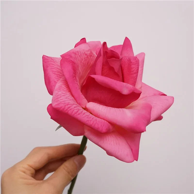 décoration intérieure bouquet roses artificielles blanc rose clair détails fins réaliste erotique anniversaire mariage