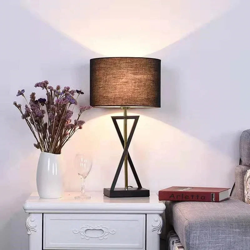 lampe sol moderne abat jour tissé structure géométrique noir doré led minimaliste