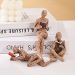 figurines decoratives modernes personnages lisant livres piles livres beige blanc orange minimaliste