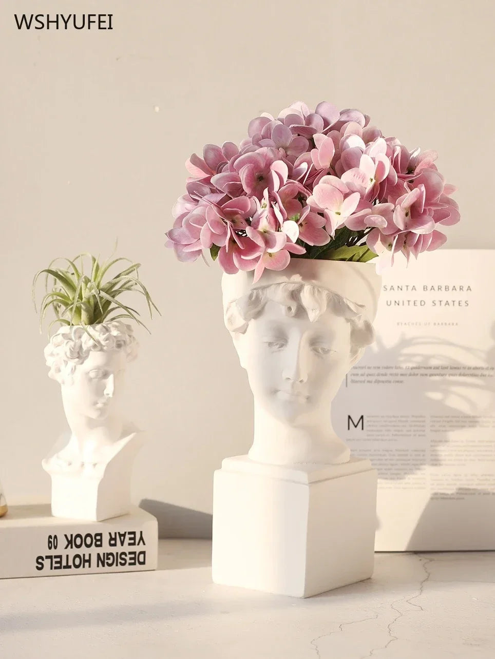 Vase sculptural blanc pour fleurs séchées