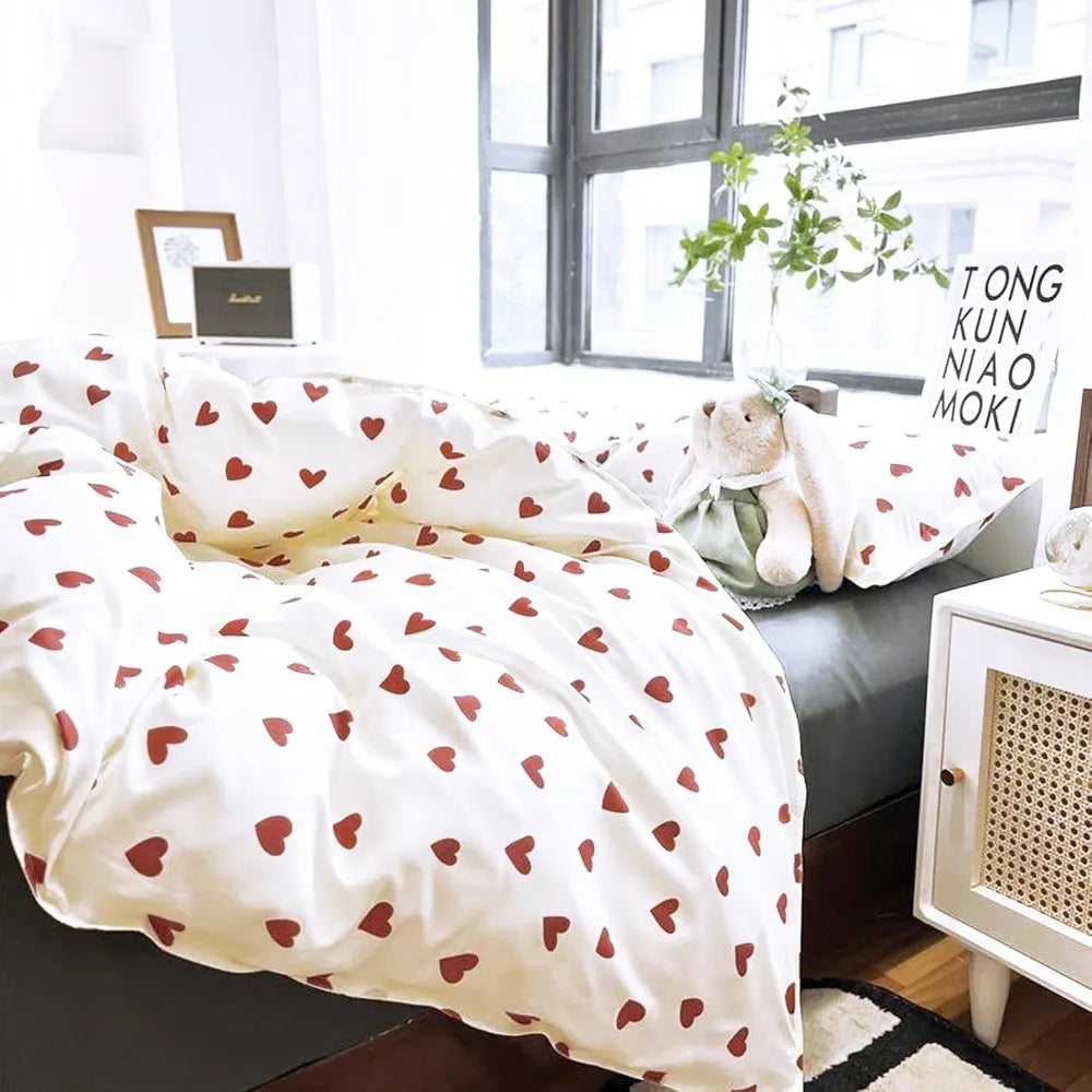 Housse de couette cœur dans une chambre décorée