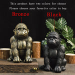 Statue de gorille porte-bonheur vert clair sur bureau moderne