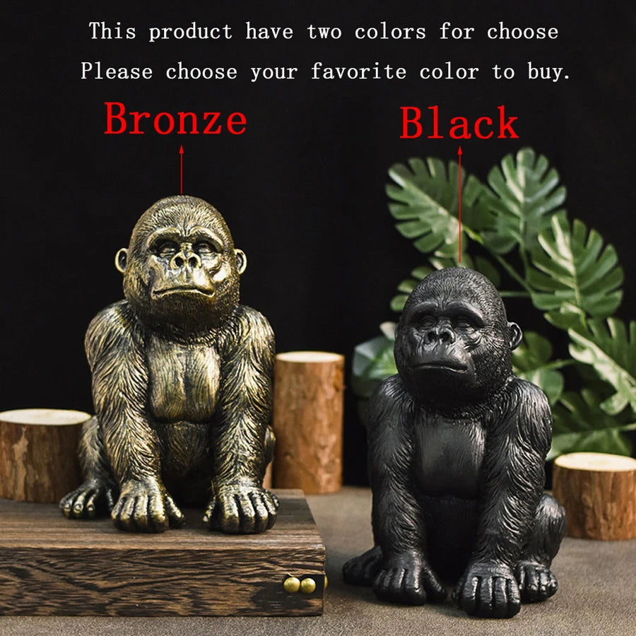 Statue de gorille porte-bonheur vert clair sur bureau moderne