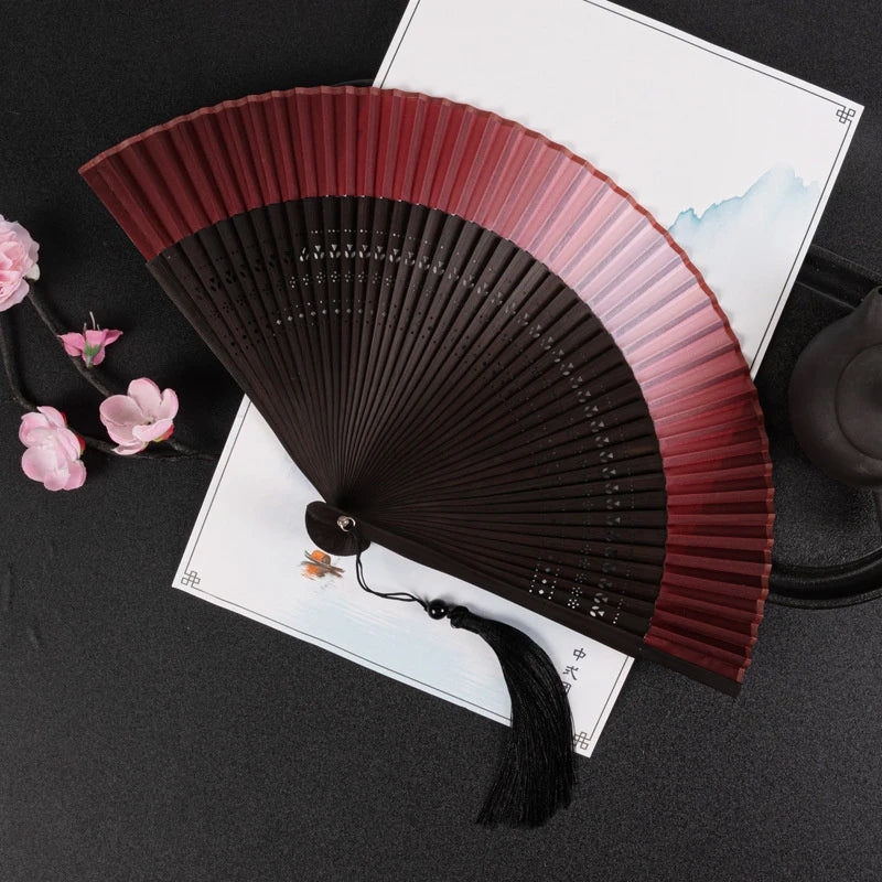 éventail pliant traditionnel vert foncé noir marron clair décoration mariage accessoire fête parfumé chinois