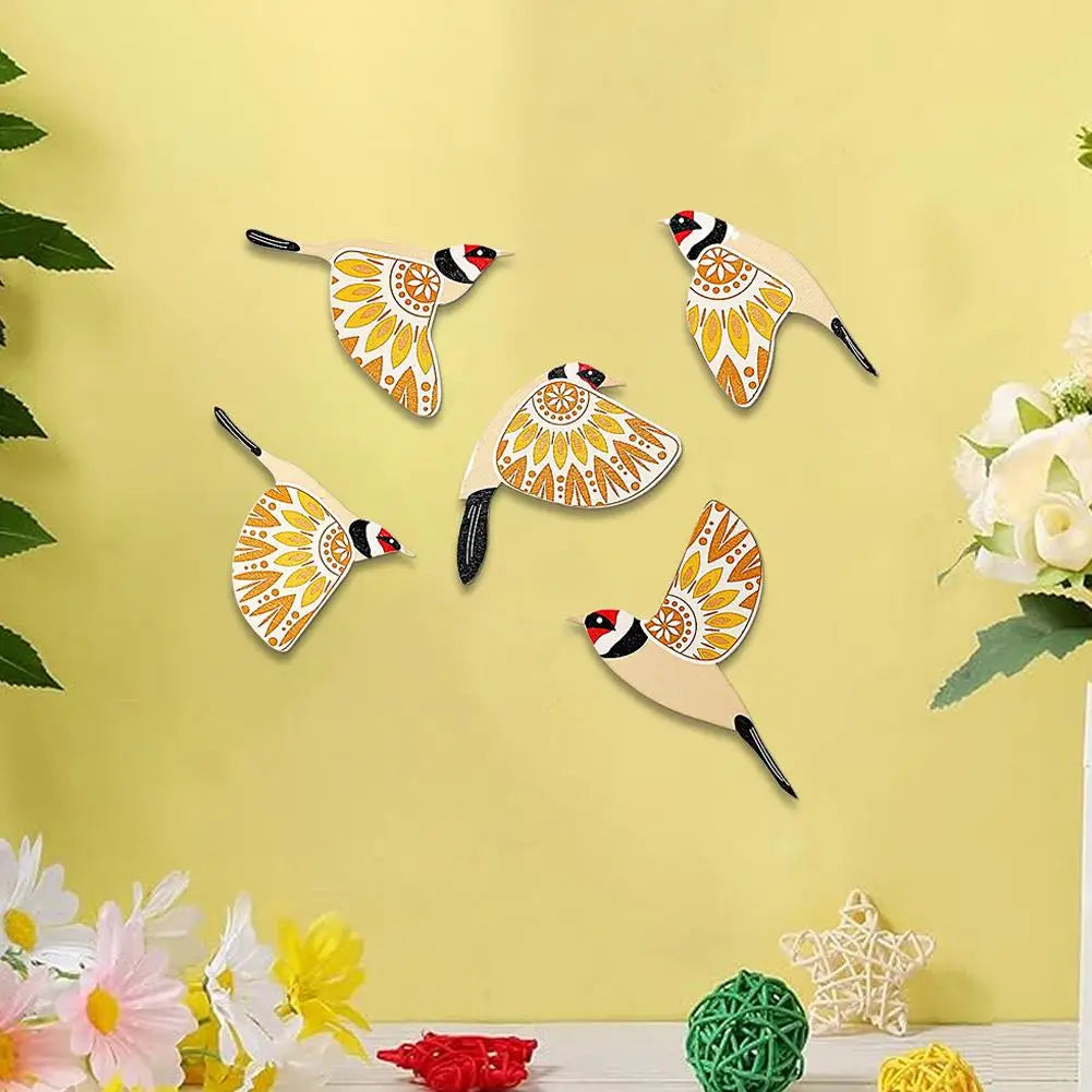 décoration murale oiseaux volants bois artisanal motifs floraux géométriques beige noir rouge jaune bleu