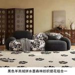 canapé moderne noir blanc fleurs motifs abstraits coussins plateau bois minimaliste italien scandinave