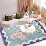 Un espace de jeu coloré et confortable pour les enfants, avec un tapis motif mer et des accessoires ludiques pour stimuler leur créativité et leur développement.