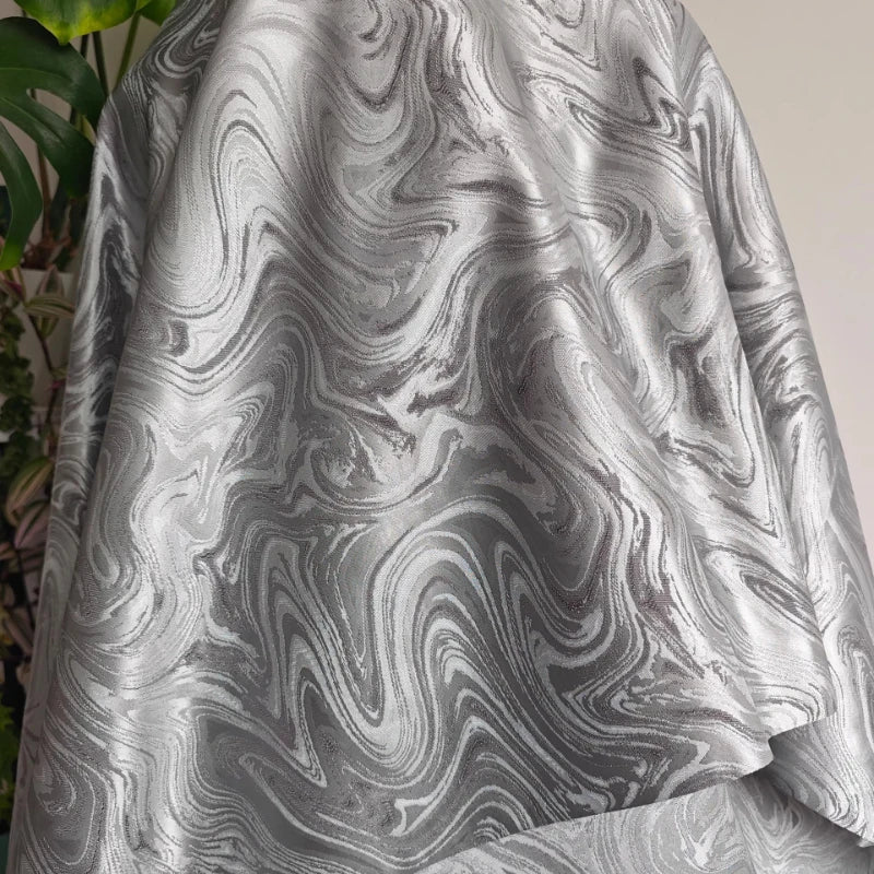 tissu polyester gris argenté marbré texture ondulée moderne élégant tissu brocart 150cm large