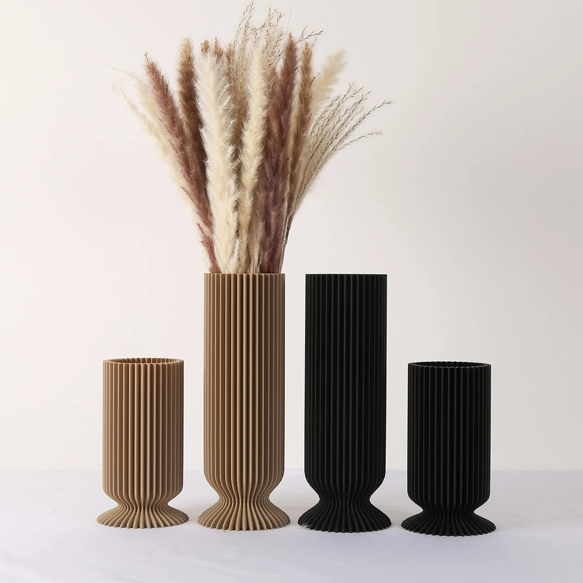 vases noirs marron rayures modernes statuettes bois intérieur salon chambre minimalistes