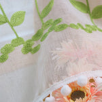rideau brodé fleurs transparent bohème couleurs vives pompons blancs cuisine fenêtre
