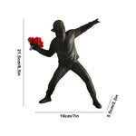 statue moderne banksy lanceur fleurs rouge blanche noire ornement décoration intérieure chambre salon