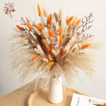 bouquet fleurs séchées boho beige orange brunes plumes feuilles naturel vase blanc plateau bois
