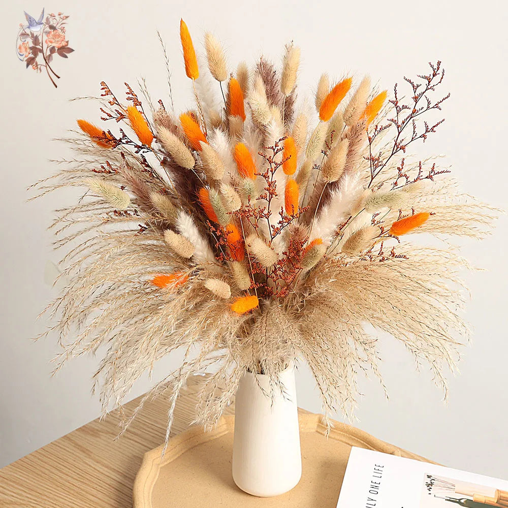 bouquet fleurs séchées boho beige orange brunes plumes feuilles naturel vase blanc plateau bois