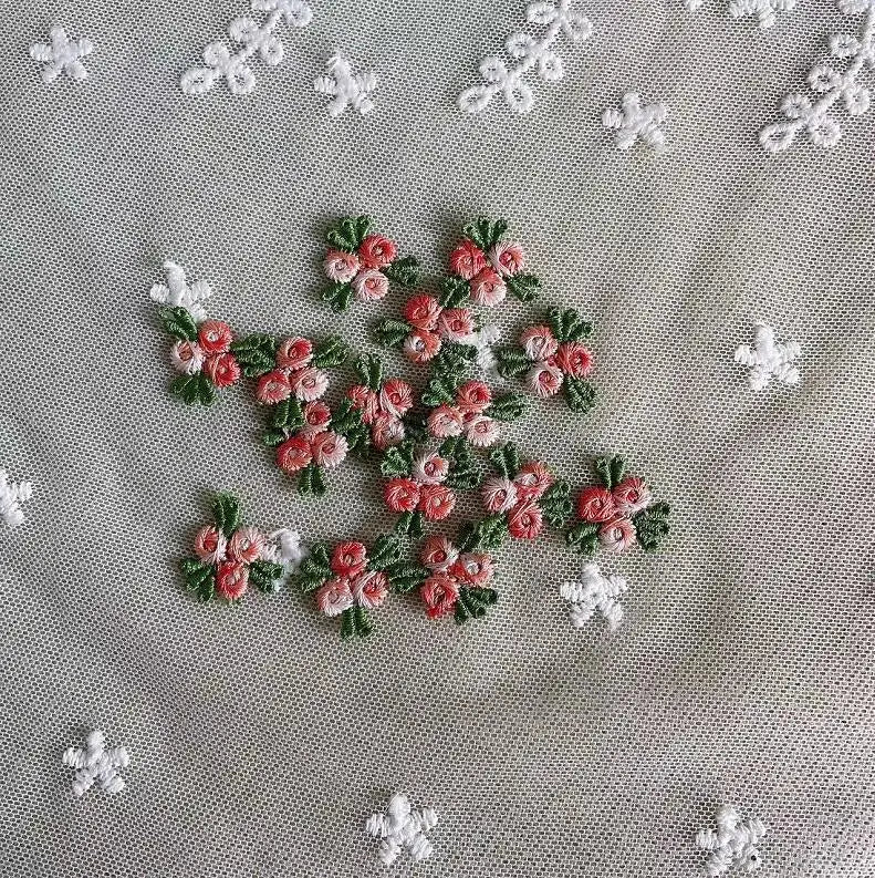 broderies dentelle fleurs simples vert rose blanc traditionnelles couture femmes