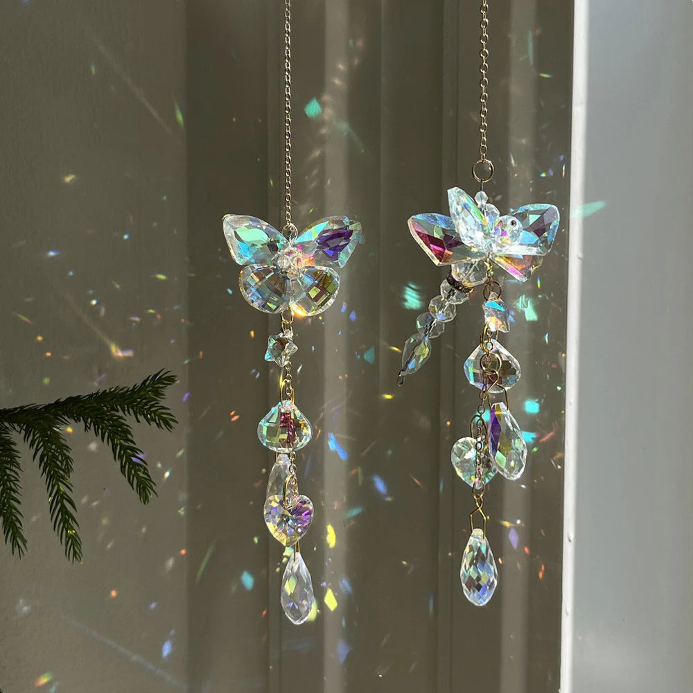 pendentif papillon cristal transparent décoratif chaîne dorée attrape soleil fenêtre jardin reflet arc ciel