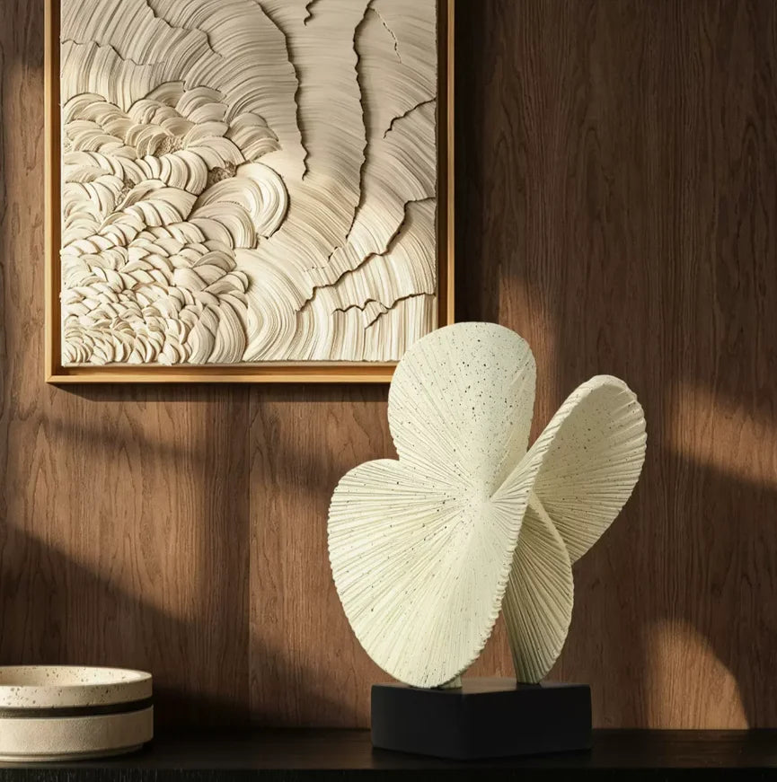 sculpture abstraite moderne résine blanche doré rouge beige rayures texturées décoration intérieure festive anniversaire
