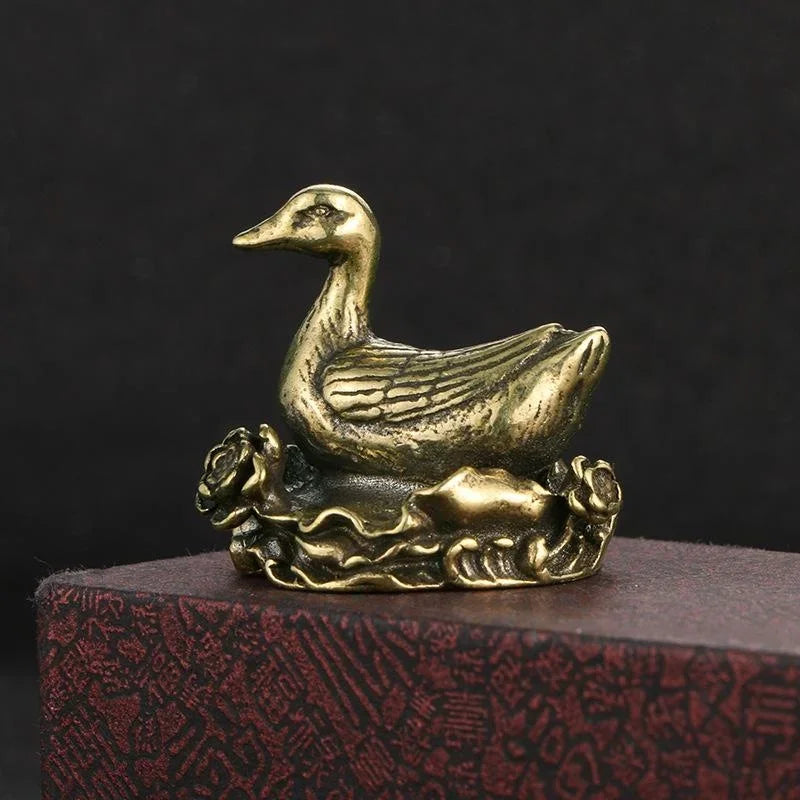 statue décorative oiseau canard oie dorée bronze texturée détails plumes pétales fleurs traditionnel asiatique