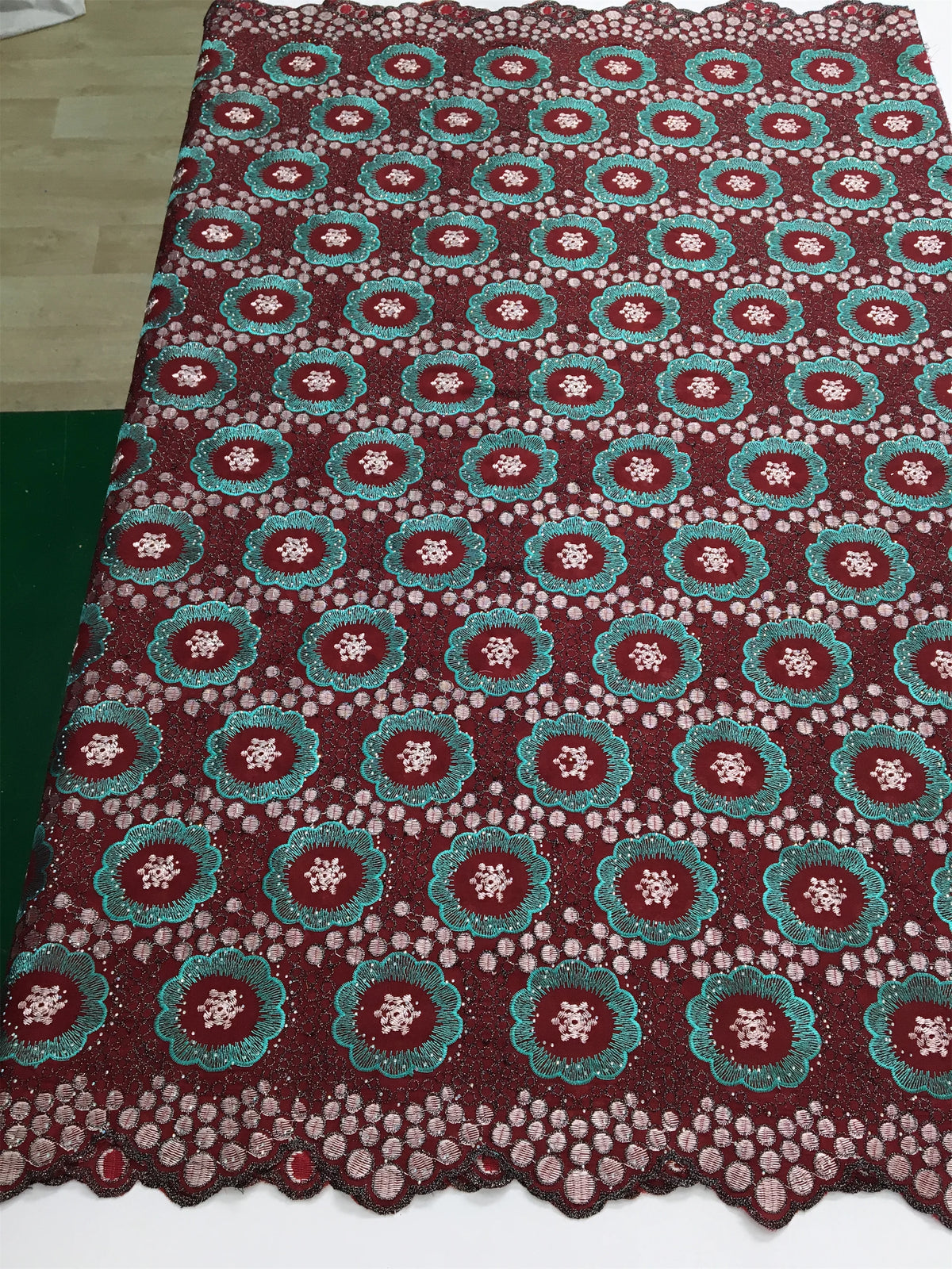 tissu dentelle brodée fleurs concentriques vert olive rose noir opacité occasionnelle africaine
