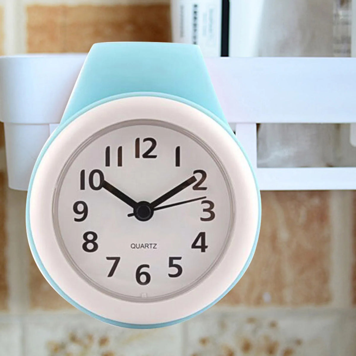 horloge murale moderne simple blanc bleu clair grands chiffres noirs salle bain chambre salon