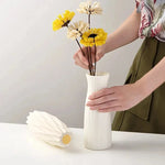vases blancs modernes rayures horizontales rose pâle vert clair décoration intérieure minimalistes