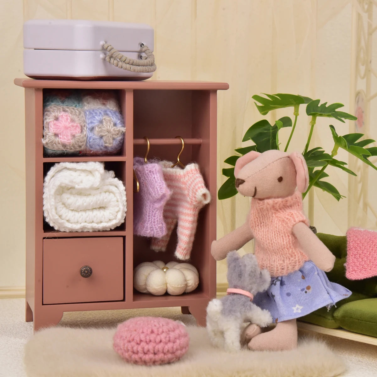 meuble miniature bois rose beige gris poupée rustique vêtements animaux