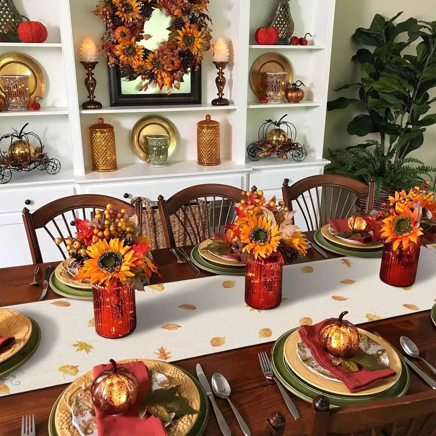 Cette image montre une magnifique table de décoration d'automne, avec des fleurs de tournesol, des citrouilles et des objets décoratifs dorés qui créent une ambiance chaleureuse et festive.