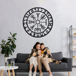 horloge murale noire symboles anciens motifs géométriques artisanal métal vieilli