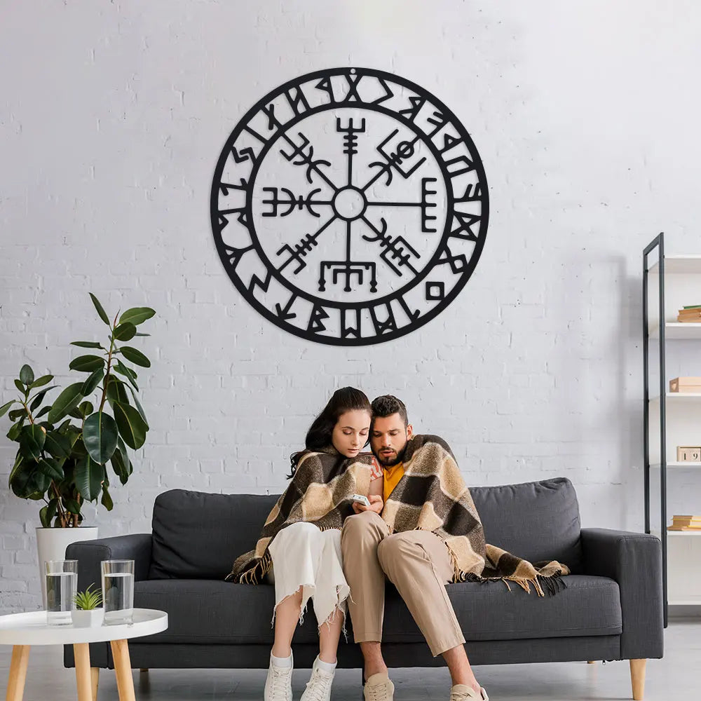horloge murale noire symboles anciens motifs géométriques artisanal métal vieilli