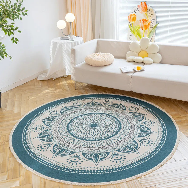 Un tapis rond avec un motif de mandala ornemental aux couleurs élégantes, posé sur un parquet dans un salon lumineux et décoré avec soin.
