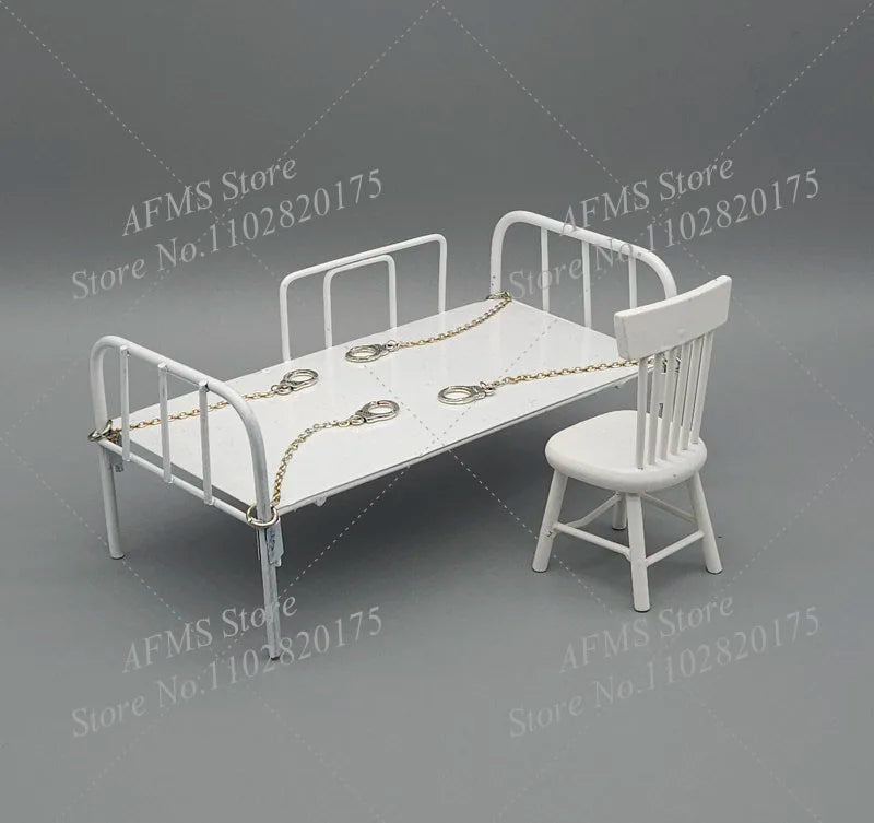 accessoires scène lits figurines personnages ordinateur rideaux bleus roses chambre hospitalière