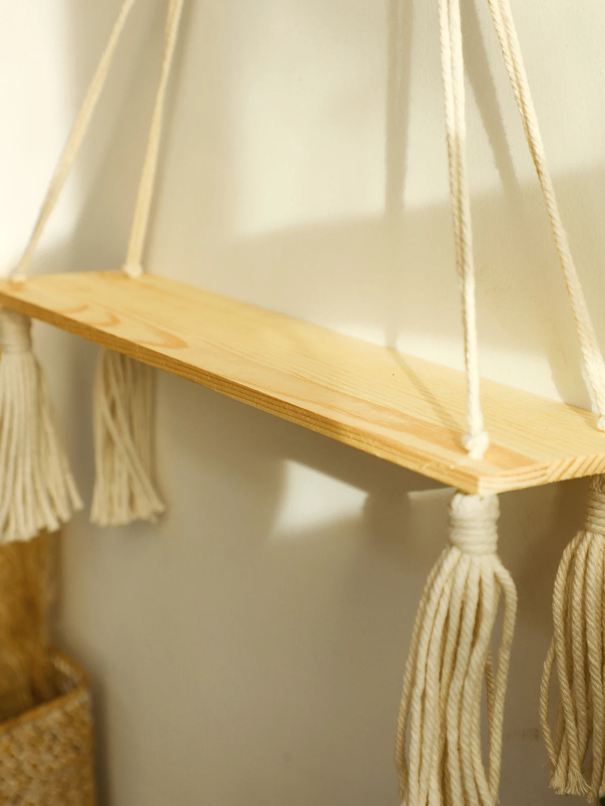 Détail du tissage macramé et du bois naturel de l'étagère