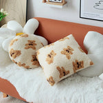 Des coussins moelleux de style lapin, avec de mignons motifs en relief, créent une ambiance confortable et ludique dans cet intérieur douillet.