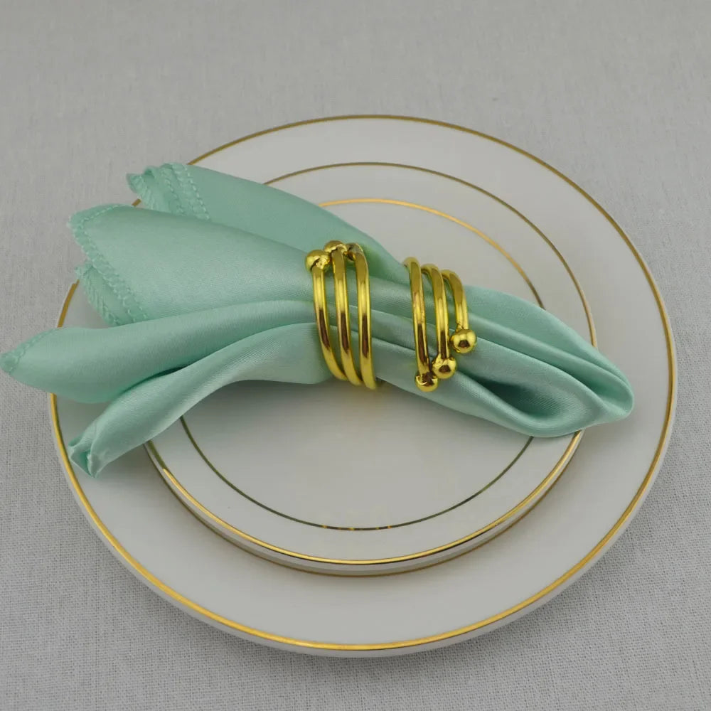 serviette table satin anneau doré mariage décoration table repas classique