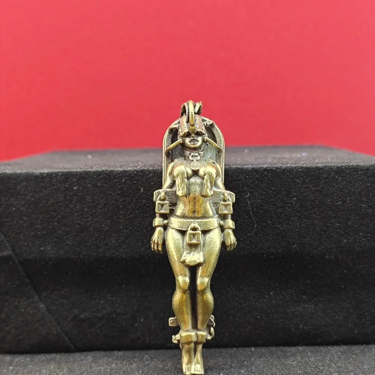 pendentif bronze figurine humaine détails complexes art ancien mythologique suspension boucle