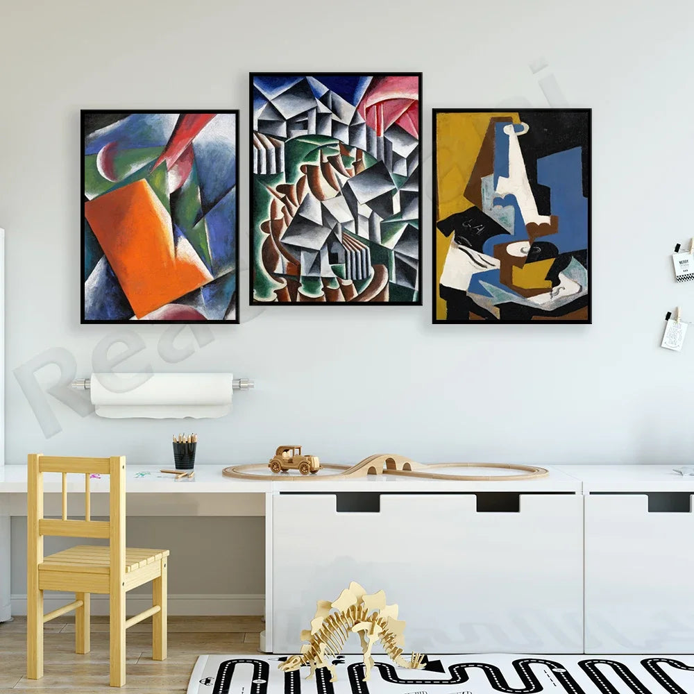 Une disposition murale moderne avec des tableaux abstraits de style cubiste offrant une décoration artistique à la pièce.