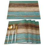 Set de 4 napperons en bois rustique sur une table à manger