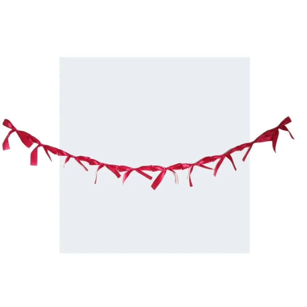 guirlande rubans satinés crème rose pâle noir bleu clair motifs floraux décoration élégante occasion
