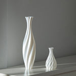 vase décoratif moderne minimaliste motif ondulé spirale opaque fleurs lilas violet table maison salon