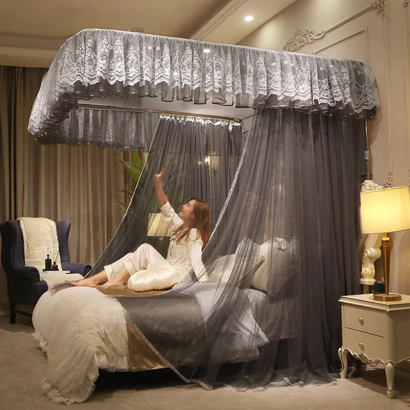 Une chambre luxueuse et élégante avec un grand lit à baldaquin, des rideaux gris et blancs drapés avec grâce, et une femme confortablement installée, créant une atmosphère sereine et invitante.