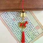 décoration murale chinoise artisanale rouge doré motifs traditionnels papier brodé pompons cloche festive