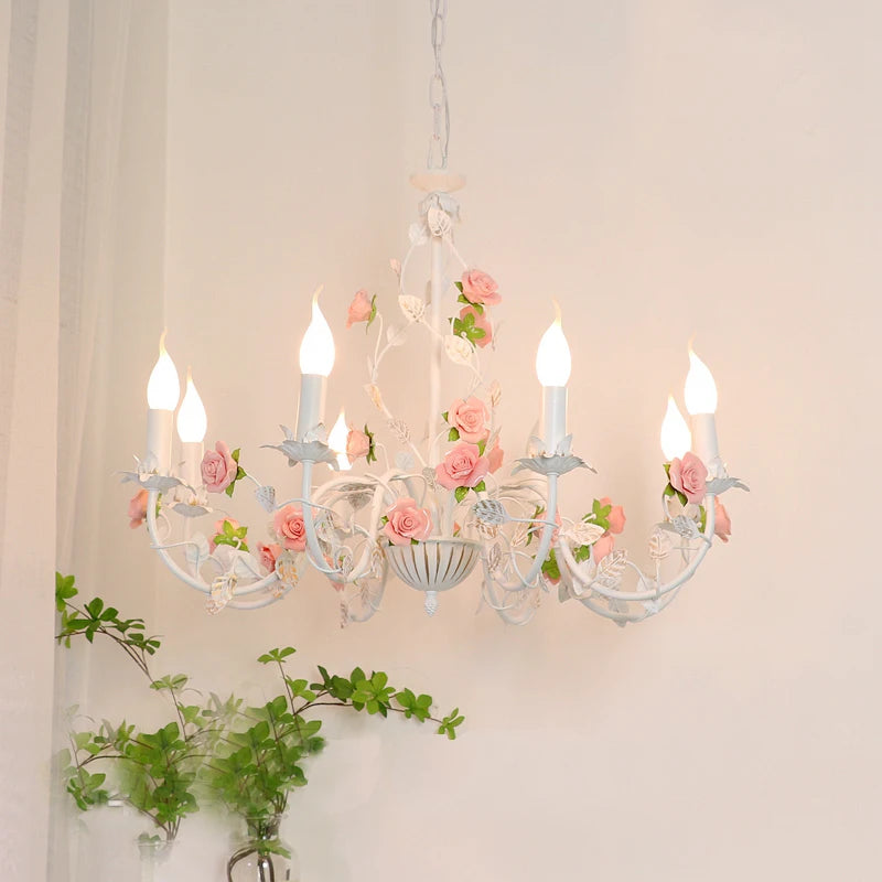 Chandelier suspendu bras fleurs roses feuilles shabby chic romantique lumière chaude