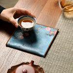 tapis table serviettes motifs floraux abstraits couleurs variées traditionnel salon thé