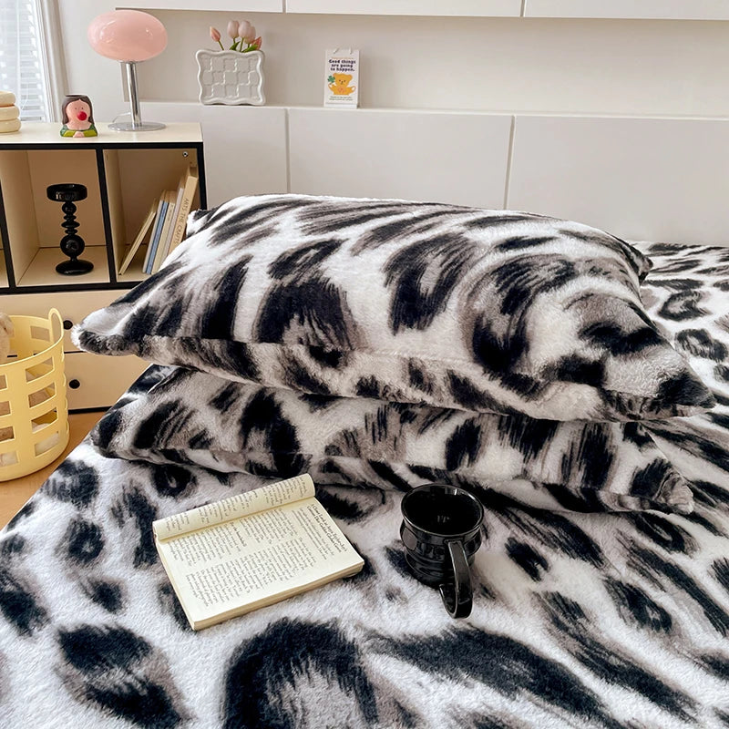 Un espace douillet et confortable avec un plaid imprimé zèbre et une tasse de thé, idéal pour une séance de lecture relaxante.