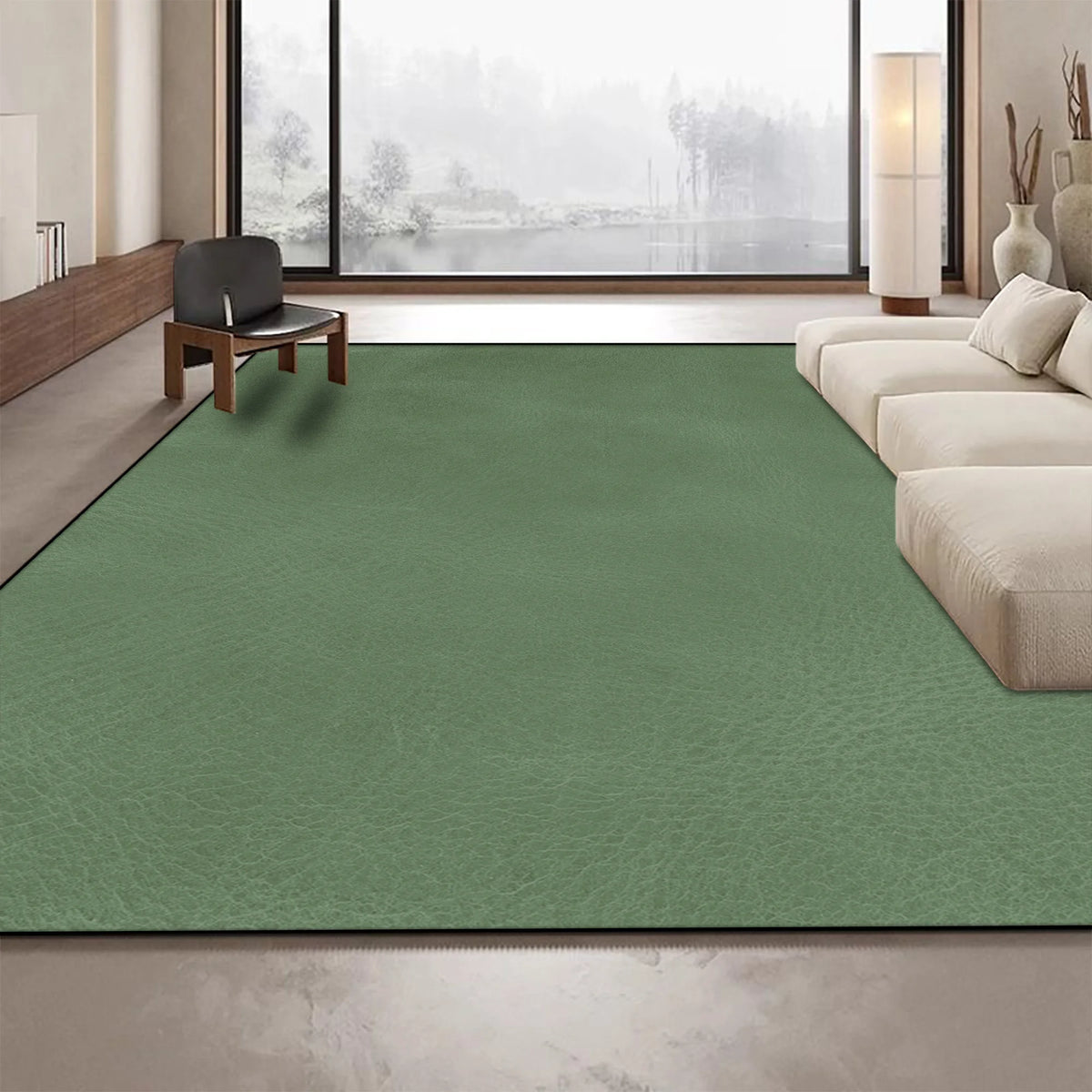 Le tapis vert foncé occupe le centre de la pièce, créant un contraste saisissant avec les fenêtres panoramiques offrant une vue sur un paysage enneigé.