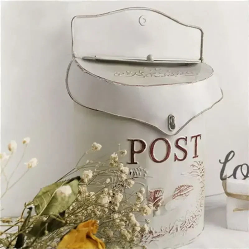 boîte lettres murale métal rose clair fleurs oiseaux vintage romantique motifs floraux doré postextérieur