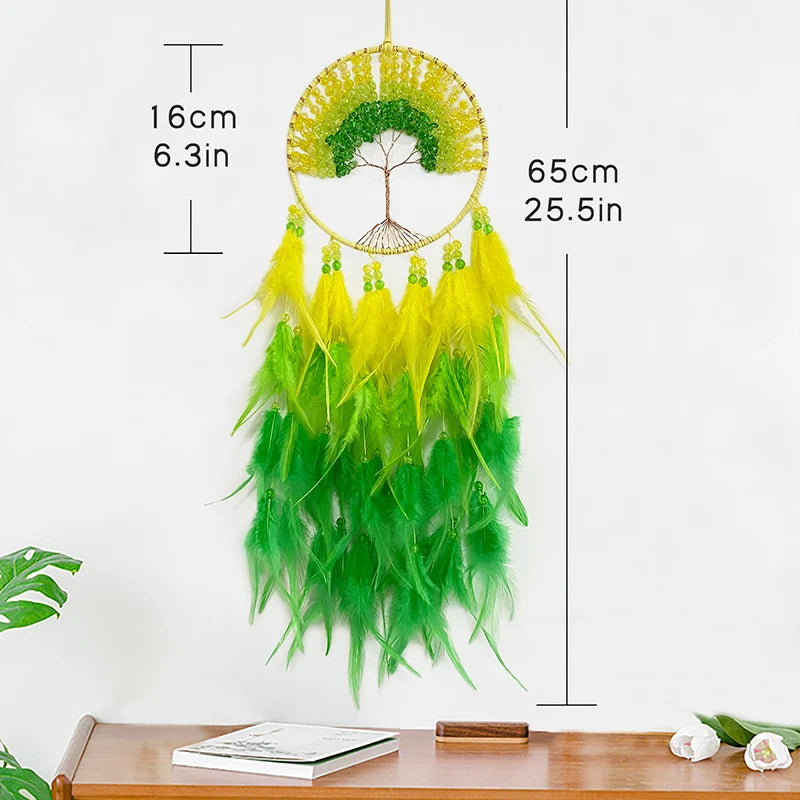 Un capteur de rêves circulaire en macramé décoré de plumes jaunes et vertes, mesurant 65 cm de hauteur et 16 cm de largeur.