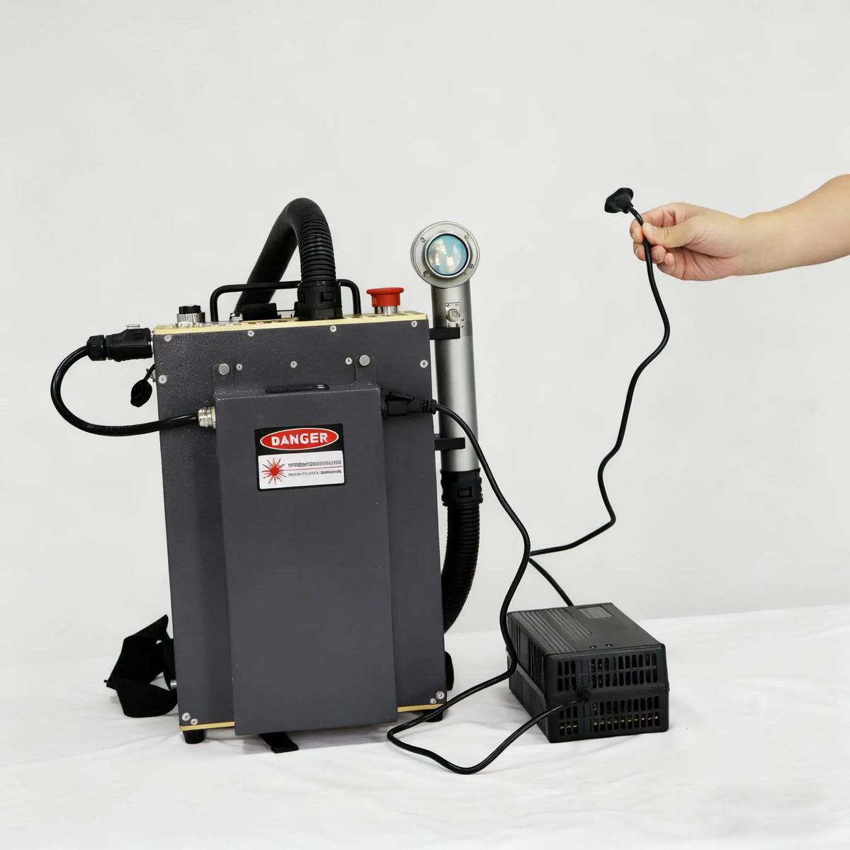 nettoyeur laser portable main gris jaune industriel alimentation batterie poignée câble 200W 300W