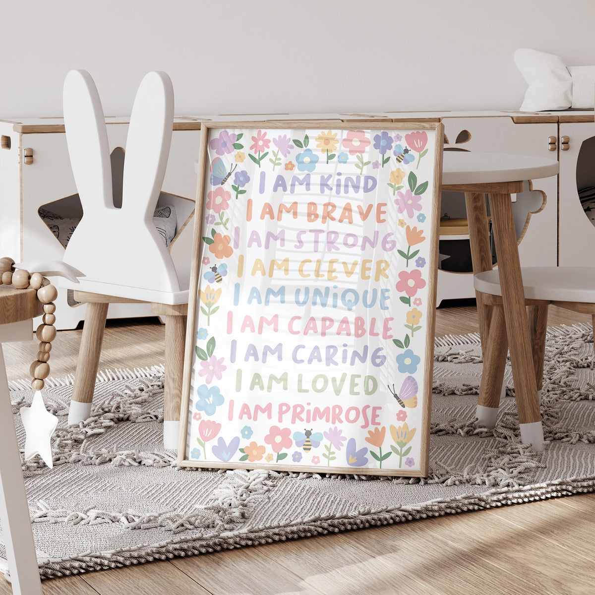 affiches multicolores dessins fleurs papillons noms manuscrits cadre bois salon maison