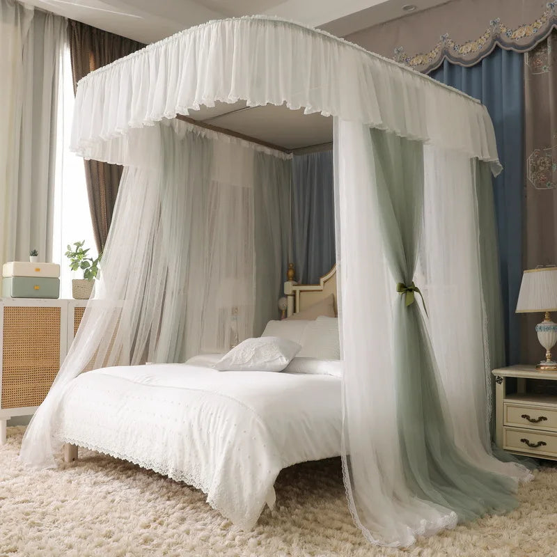 Chambre de luxe avec un lit à baldaquin blanc et des rideaux délicats, créant une atmosphère romantique et apaisante.