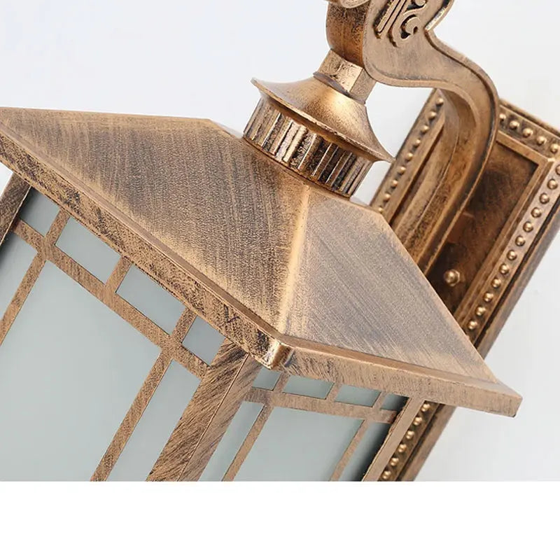 lampe murale led bronze doré classique vintage écoénergétique éclairage maison opacité texture métallique ciselée